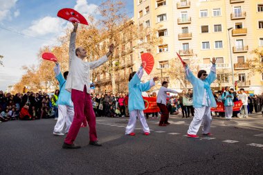 Kültürleriyle Avrupa 'yı tanıtan geleneksel kostümlü Çinliler geçidi. İnsanlar İspanya 'da Çin Yeni Yılı' nı kutluyor, Barselona 25.01.2025