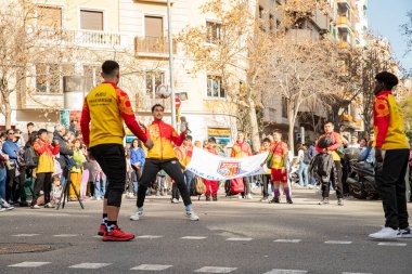 Kültürleriyle Avrupa 'yı tanıtan geleneksel kostümlü Çinliler geçidi. İnsanlar İspanya 'da Çin Yeni Yılı' nı kutluyor, Barselona 25.01.2025