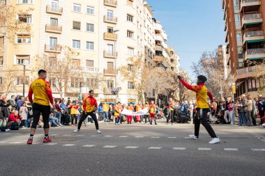 Kültürleriyle Avrupa 'yı tanıtan geleneksel kostümlü Çinliler geçidi. İnsanlar İspanya 'da Çin Yeni Yılı' nı kutluyor, Barselona 25.01.2025