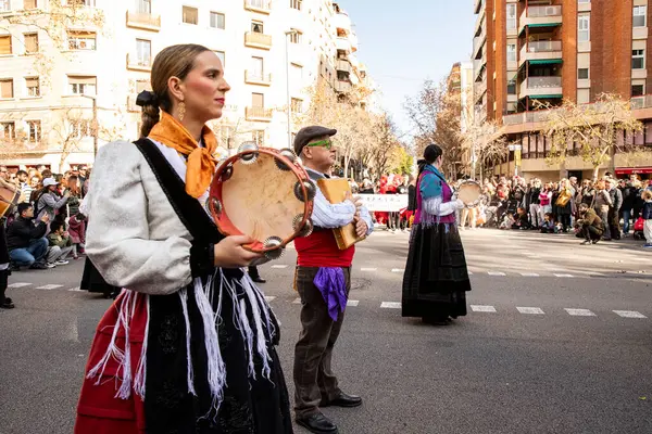 Kültürleriyle Avrupa 'yı tanıtan geleneksel kostümlü Çinliler geçidi. İnsanlar İspanya 'da Çin Yeni Yılı' nı kutluyor, Barselona 25.01.2025