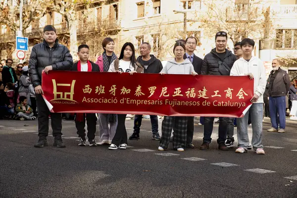 Kültürleriyle Avrupa 'yı tanıtan geleneksel kostümlü Çinliler geçidi. İnsanlar İspanya 'da Çin Yeni Yılı' nı kutluyor, Barselona 25.01.2025