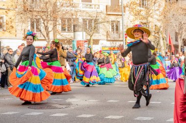 Latin dansları geleneksel kostümlerle İspanya 'daki geçit töreninde, Barcelona 25.01.2025