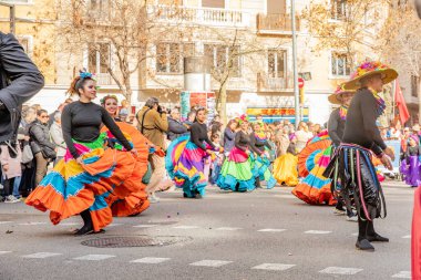 Latin dansları geleneksel kostümlerle İspanya 'daki geçit töreninde, Barcelona 25.01.2025
