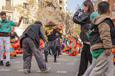 Latin dansları geleneksel kostümlerle İspanya 'daki geçit töreninde, Barcelona 25.01.2025