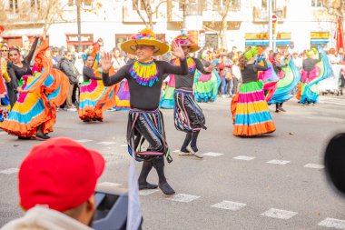Latin dansları geleneksel kostümlerle İspanya 'daki geçit töreninde, Barcelona 25.01.2025