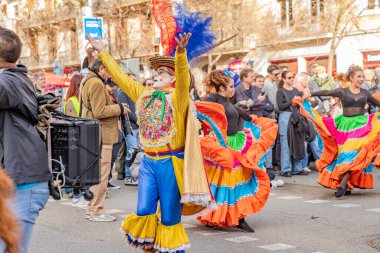 Latin dansları geleneksel kostümlerle İspanya 'daki geçit töreninde, Barcelona 25.01.2025
