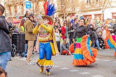 Latin dansları geleneksel kostümlerle İspanya 'daki geçit töreninde, Barcelona 25.01.2025