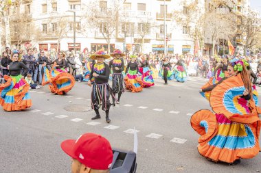Latin dansları geleneksel kostümlerle İspanya 'daki geçit töreninde, Barcelona 25.01.2025