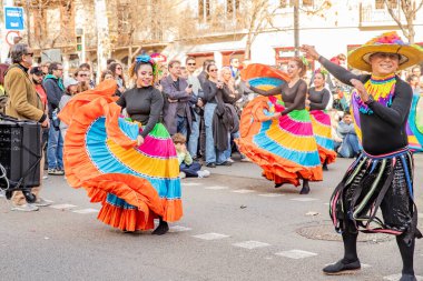 Latin dansları geleneksel kostümlerle İspanya 'daki geçit töreninde, Barcelona 25.01.2025
