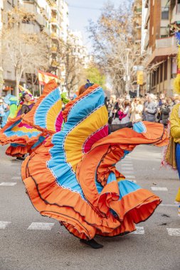 Latin dansları geleneksel kostümlerle İspanya 'daki geçit töreninde, Barcelona 25.01.2025