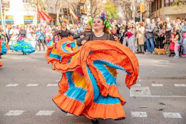 Latin dansları geleneksel kostümlerle İspanya 'daki geçit töreninde, Barcelona 25.01.2025