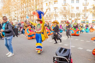 Latin dansları geleneksel kostümlerle İspanya 'daki geçit töreninde, Barcelona 25.01.2025