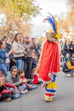 Latin dansları geleneksel kostümlerle İspanya 'daki geçit töreninde, Barcelona 25.01.2025