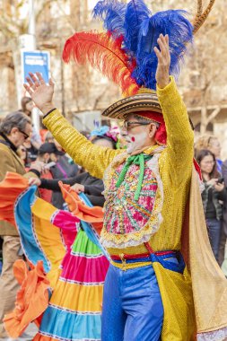 Latin dansları geleneksel kostümlerle İspanya 'daki geçit töreninde, Barcelona 25.01.2025
