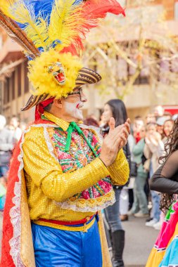 Latin dansları geleneksel kostümlerle İspanya 'daki geçit töreninde, Barcelona 25.01.2025