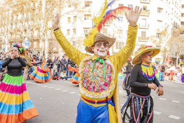Latin dansları geleneksel kostümlerle İspanya 'daki geçit töreninde, Barcelona 25.01.2025