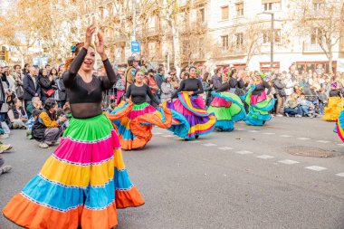 Latin dansları geleneksel kostümlerle İspanya 'daki geçit töreninde, Barcelona 25.01.2025