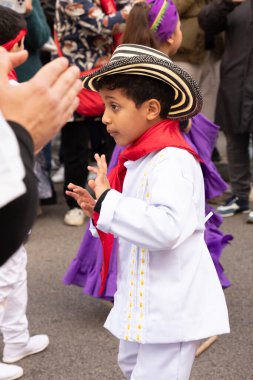 Latin dansları geleneksel kostümlerle İspanya 'daki geçit töreninde, Barcelona 25.01.2025