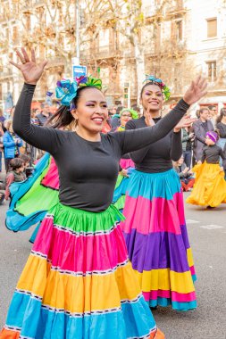 Latin dansları geleneksel kostümlerle İspanya 'daki geçit töreninde, Barcelona 25.01.2025