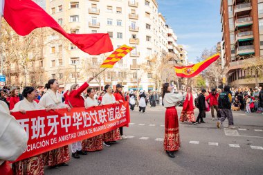 Kültürleriyle Avrupa 'yı tanıtan geleneksel kostümlü Çinliler geçidi. İnsanlar İspanya 'da Çin Yeni Yılı' nı kutluyor, Barselona 25.01.2025