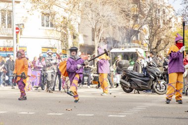 İspanya 'daki geçit töreninde sürahili olan çocuklar, Barcelona 25.01.2025