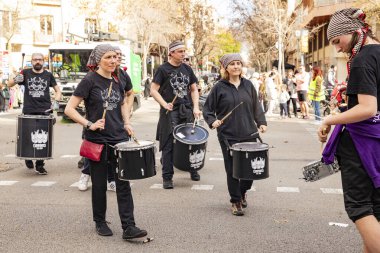 İspanya 'daki geçit töreninde davulcu Barcelona 25.01.2025