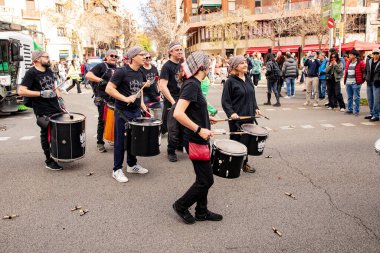 İspanya 'daki geçit töreninde davulcu Barcelona 25.01.2025