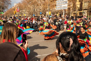 Latin dansları geleneksel kostümlerle İspanya 'daki geçit töreninde, Barcelona 25.01.2025