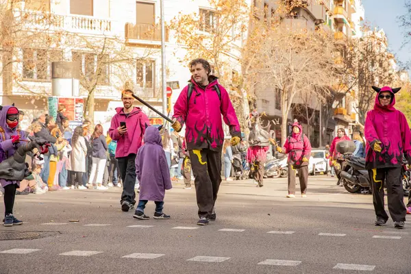 Kültürleriyle Avrupa 'yı tanıtan geleneksel kostümlü Çinliler geçidi. İnsanlar İspanya 'da Çin Yeni Yılı' nı kutluyor, Barselona 25.01.2025