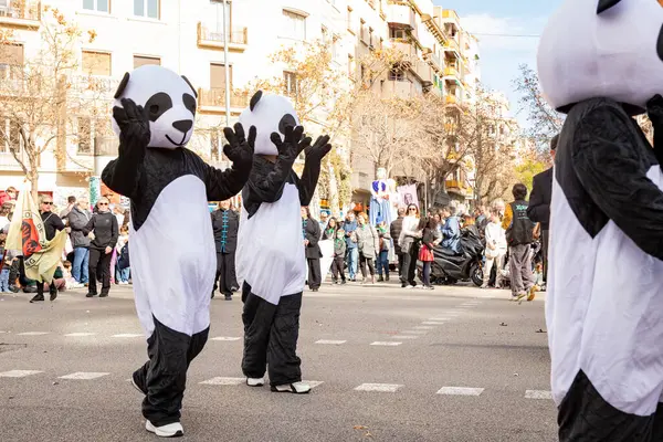 Kültürleriyle Avrupa 'yı tanıtan geleneksel kostümlü Çinliler geçidi. İnsanlar İspanya 'da Çin Yeni Yılı' nı kutluyor, Barselona 25.01.2025