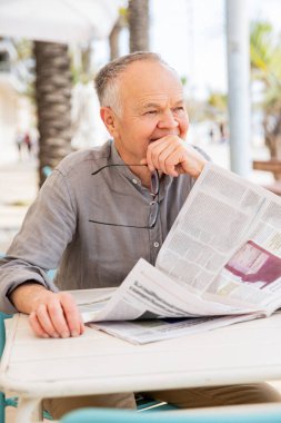 Klasik yaşam tarzı, gazetede kıdemli bir adam.