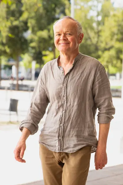 Yazlık gömlekli, barışçıl bir ihtiyar. İnsan hoş bir şekilde gülümser.