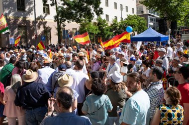 İspanya 'da hükümet karşıtı protesto 08.07.2025 İspanyol bayrakları ve sloganlarıyla, Başbakan Pedro Snchez aleyhinde kitlesel bir gösteride. 