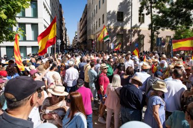Başbakan Pedro Snchez 'e karşı düzenlenen siyasi protesto sırasında, büyük kalabalık İspanya' nın orta Madrid kentinde toplandı. Madrid İspanya 08.06.2025