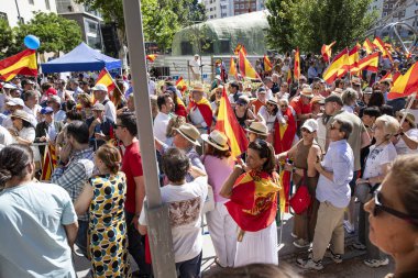 İspanya 'da hükümet karşıtı protesto 08.06.2025 İspanyol bayrakları ve sloganlarıyla, Başbakan Pedro Snchez aleyhinde kitlesel bir gösteride. 