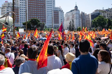 İspanya 'da hükümet karşıtı protesto 08.06.2025 İspanyol bayrakları ve sloganlarıyla, Başbakan Pedro Snchez aleyhinde kitlesel bir gösteride. 