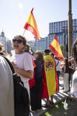 İspanya 'da hükümet karşıtı protesto 08.06.2025 İspanyol bayrakları ve sloganlarıyla, Başbakan Pedro Snchez aleyhinde kitlesel bir gösteride. 
