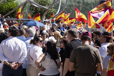 Başbakan Pedro Snchez 'e karşı düzenlenen siyasi protesto sırasında, büyük kalabalık İspanya' nın orta Madrid kentinde toplandı. Madrid İspanya 08.06.2025