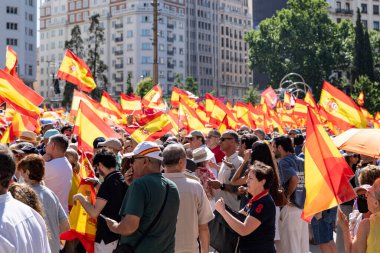 İspanya 'da hükümet karşıtı protesto 08.06.2025 İspanyol bayrakları ve sloganlarıyla, Başbakan Pedro Snchez aleyhinde kitlesel bir gösteride. 
