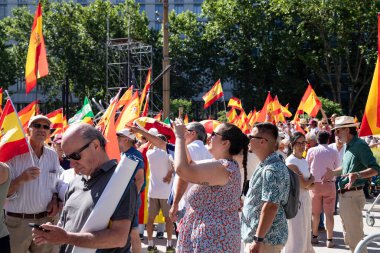 İspanya 'da hükümet karşıtı protesto 08.06.2025 İspanyol bayrakları ve sloganlarıyla, Başbakan Pedro Snchez aleyhinde kitlesel bir gösteride. 