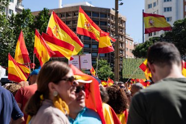 İspanya 'da hükümet karşıtı protesto 08.06.2025 İspanyol bayrakları ve sloganlarıyla, Başbakan Pedro Snchez aleyhinde kitlesel bir gösteride. 