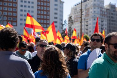 Başbakan Pedro Snchez 'e karşı düzenlenen siyasi protesto sırasında, büyük kalabalık İspanya' nın orta Madrid kentinde toplandı. Madrid İspanya 08.06.2025