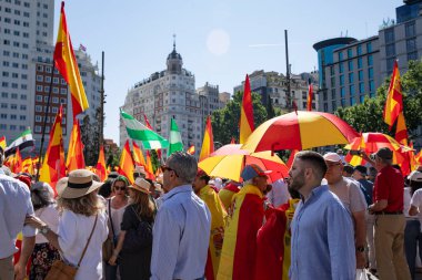İspanya 'da hükümet karşıtı protesto 08.06.2025 İspanyol bayrakları ve sloganlarıyla, Başbakan Pedro Snchez aleyhinde kitlesel bir gösteride. 