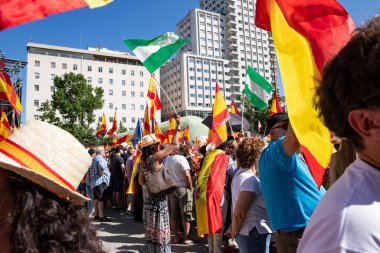 Başbakan Pedro Snchez 'e karşı düzenlenen siyasi protesto sırasında, büyük kalabalık İspanya' nın orta Madrid kentinde toplandı. Madrid İspanya 08.06.2025