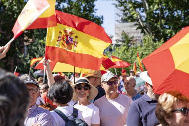 İspanya 'da hükümet karşıtı protesto 08.06.2025 İspanyol bayrakları ve sloganlarıyla, Başbakan Pedro Snchez aleyhinde kitlesel bir gösteride. 