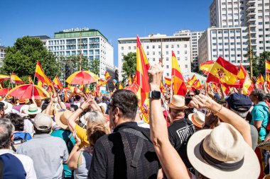 Başbakan Pedro Snchez 'e karşı düzenlenen siyasi protesto sırasında, büyük kalabalık İspanya' nın orta Madrid kentinde toplandı. Madrid İspanya 08.06.2025