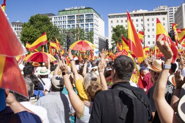 İspanya 'da hükümet karşıtı protesto 08.06.2025 İspanyol bayrakları ve sloganlarıyla, Başbakan Pedro Snchez aleyhinde kitlesel bir gösteride. 