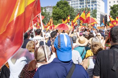 İspanya 'da hükümet karşıtı protesto 08.06.2025 İspanyol bayrakları ve sloganlarıyla, Başbakan Pedro Snchez aleyhinde kitlesel bir gösteride. 