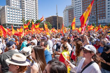 İspanya 'da hükümet karşıtı protesto 08.06.2025 İspanyol bayrakları ve sloganlarıyla, Başbakan Pedro Snchez aleyhinde kitlesel bir gösteride. 