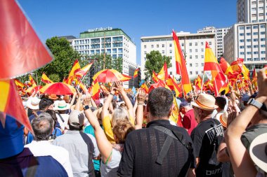 İspanya 'da hükümet karşıtı protesto 08.06.2025 İspanyol bayrakları ve sloganlarıyla, Başbakan Pedro Snchez aleyhinde kitlesel bir gösteride. 